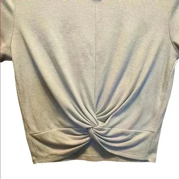 Forever 21 crop top with twist detail at waist - Picture 2 of 6